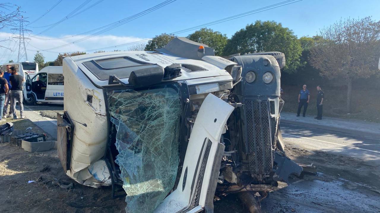 Sultangazi'de Zincirleme Kaza, Beton Mikseri Motosikletin Üzerine Devrildi: 2 Yaralı