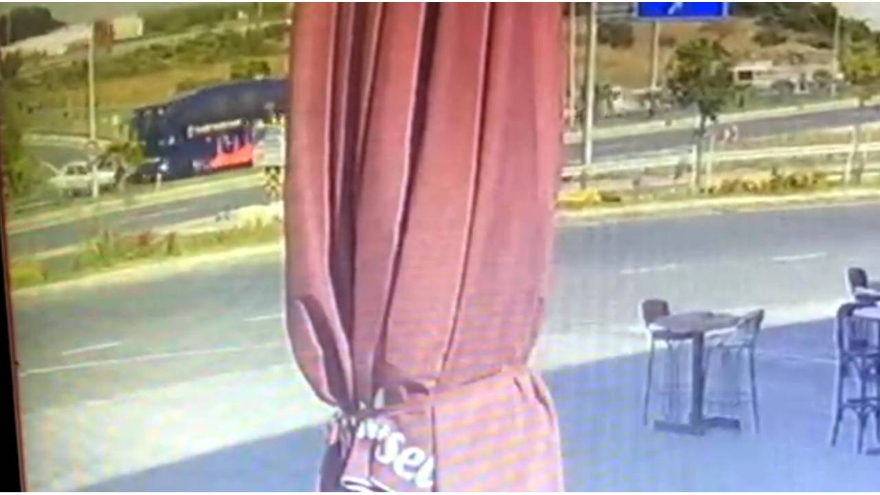 Ters Yöne Giren Otomobille Otobüsün Çarpıştığı Kaza Kamerada