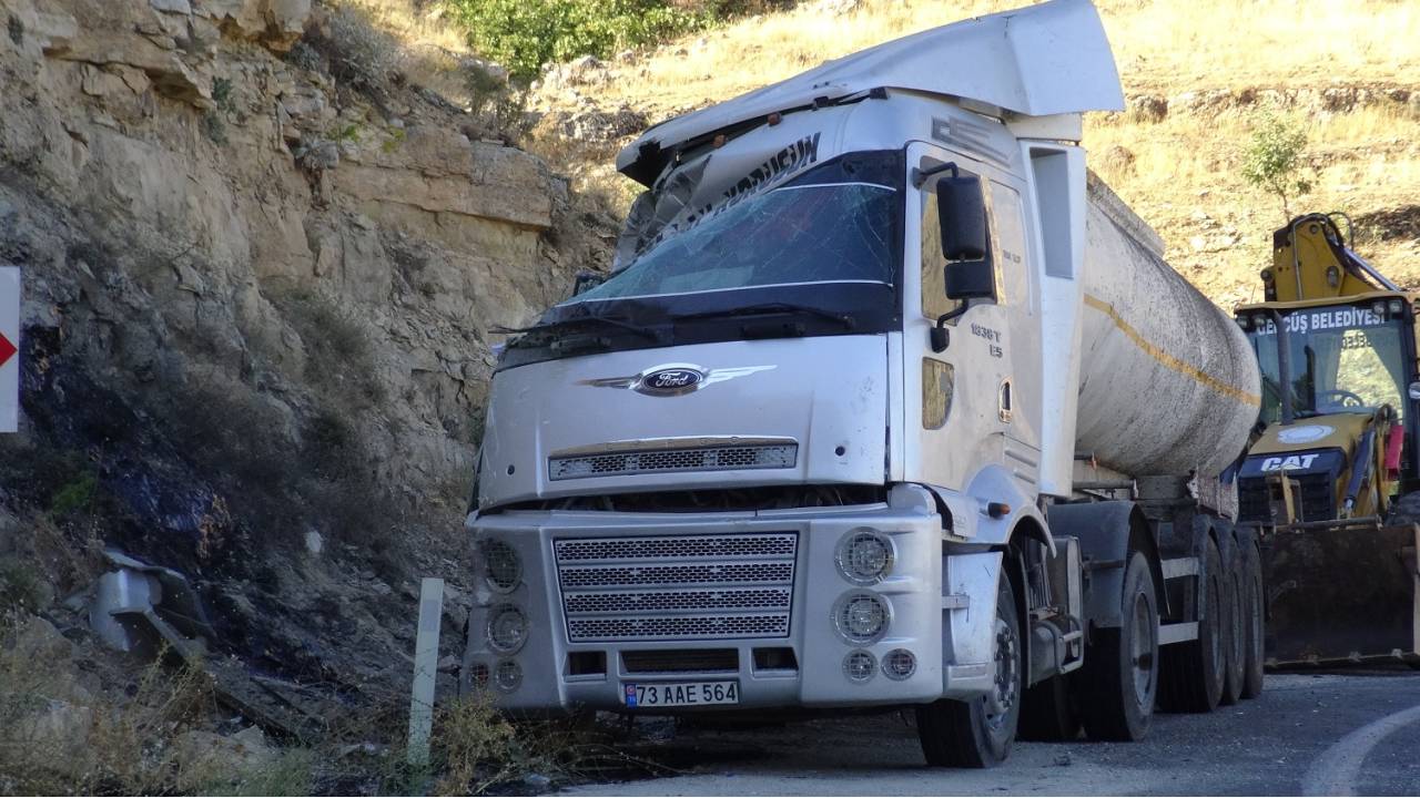 Batman'da Asfalt Yüklü Tanker Devrildi: 2 Yaralı