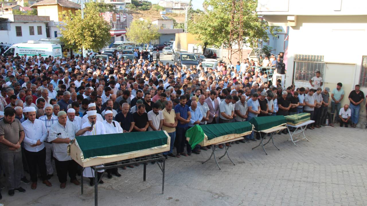 Bir Ailenin Yok Olduğu Kazada, Otomobil Çöp Konteynerine Çarpıp Havalanarak Şarampole Uçmuş (2)