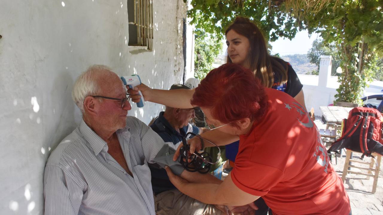 Yangın Bölgesindeki Vatandaşlar, Umke Ekiplerince Muayene Ediliyor