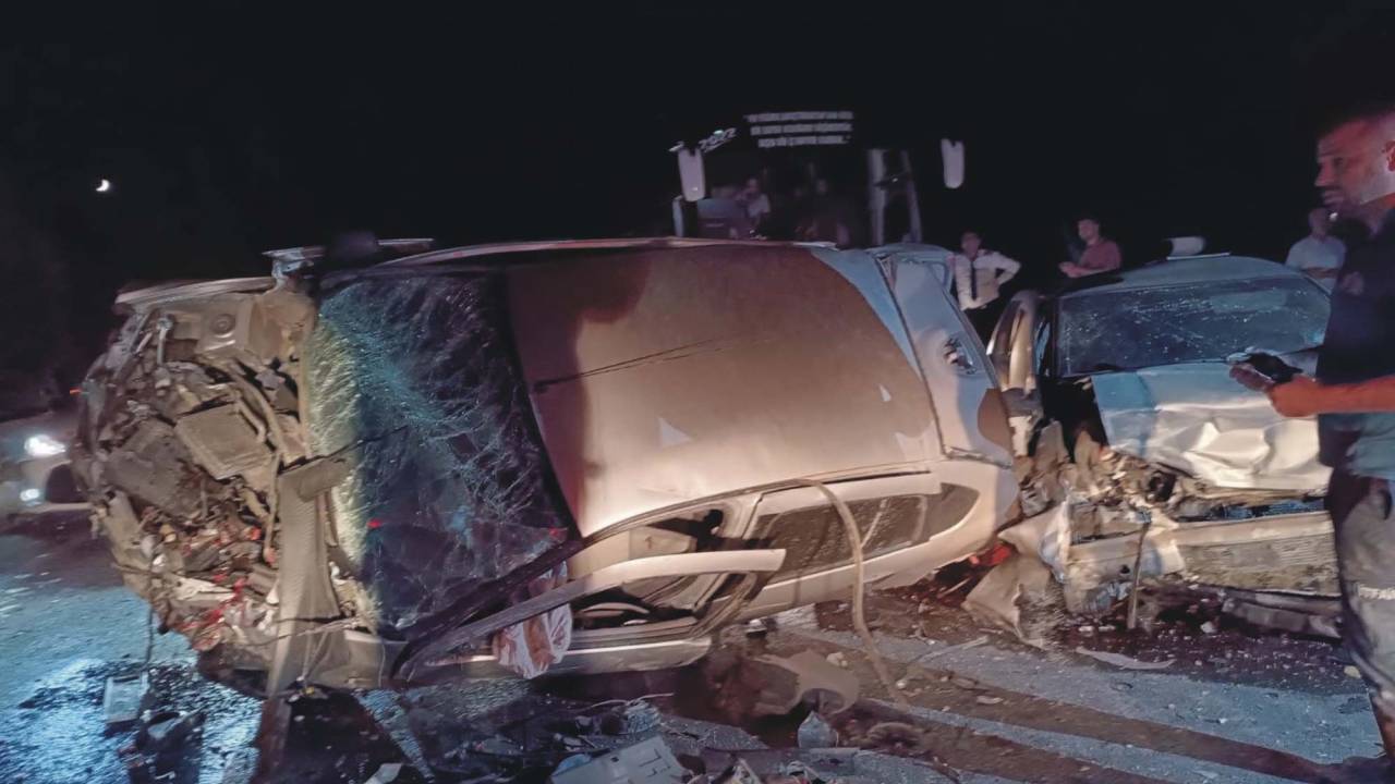 Adıyaman'da 2 Otomobil Çarpıştı: 5 Yaralı