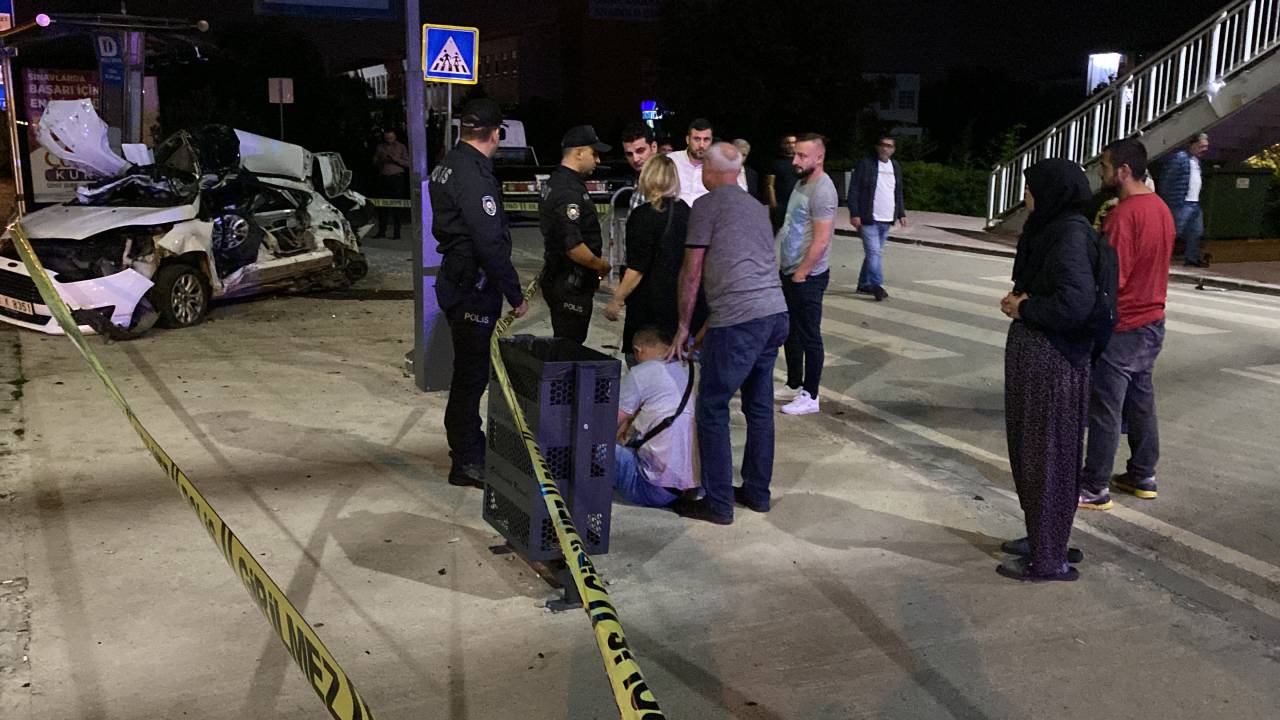 Kontrolden Çıkan Otomobil Durağa Daldı: 1 Ölü, 2 Yaralı