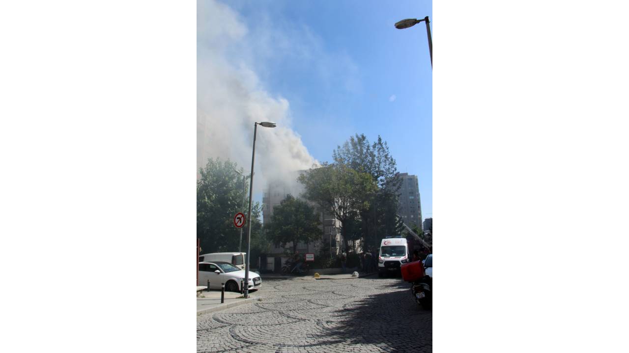 Şişli'de 6 Katlı Apartmanda Çıkan Yangın Sokağa Döktü