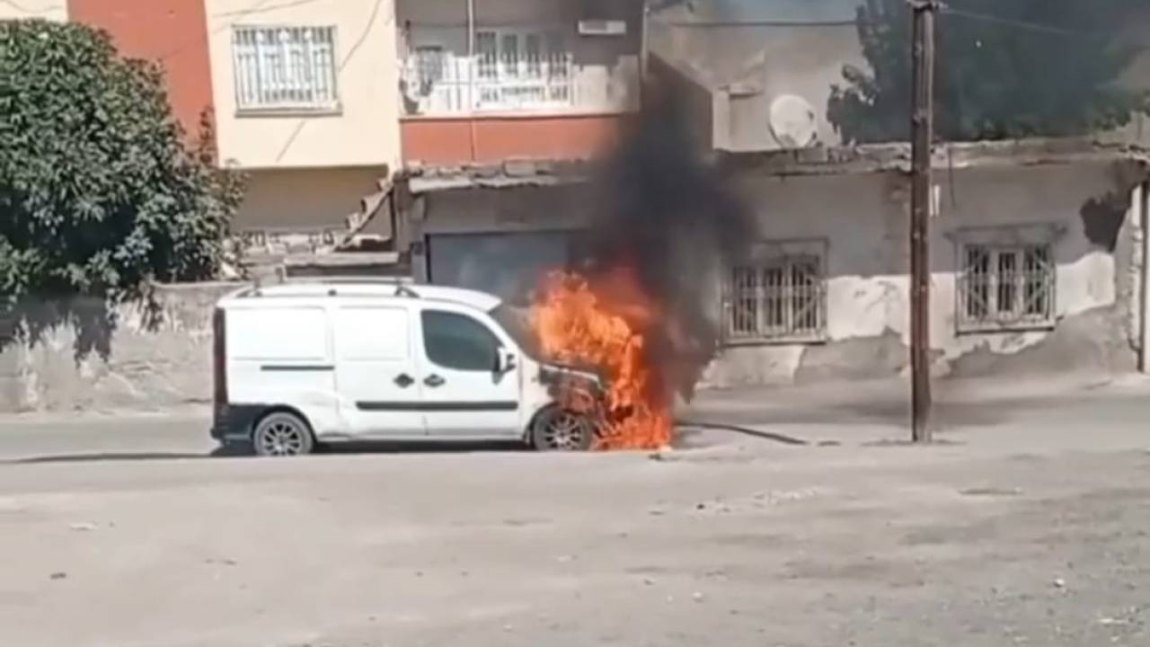 Batman'da Hafif Ticari Araç, Alev Alev Yandı