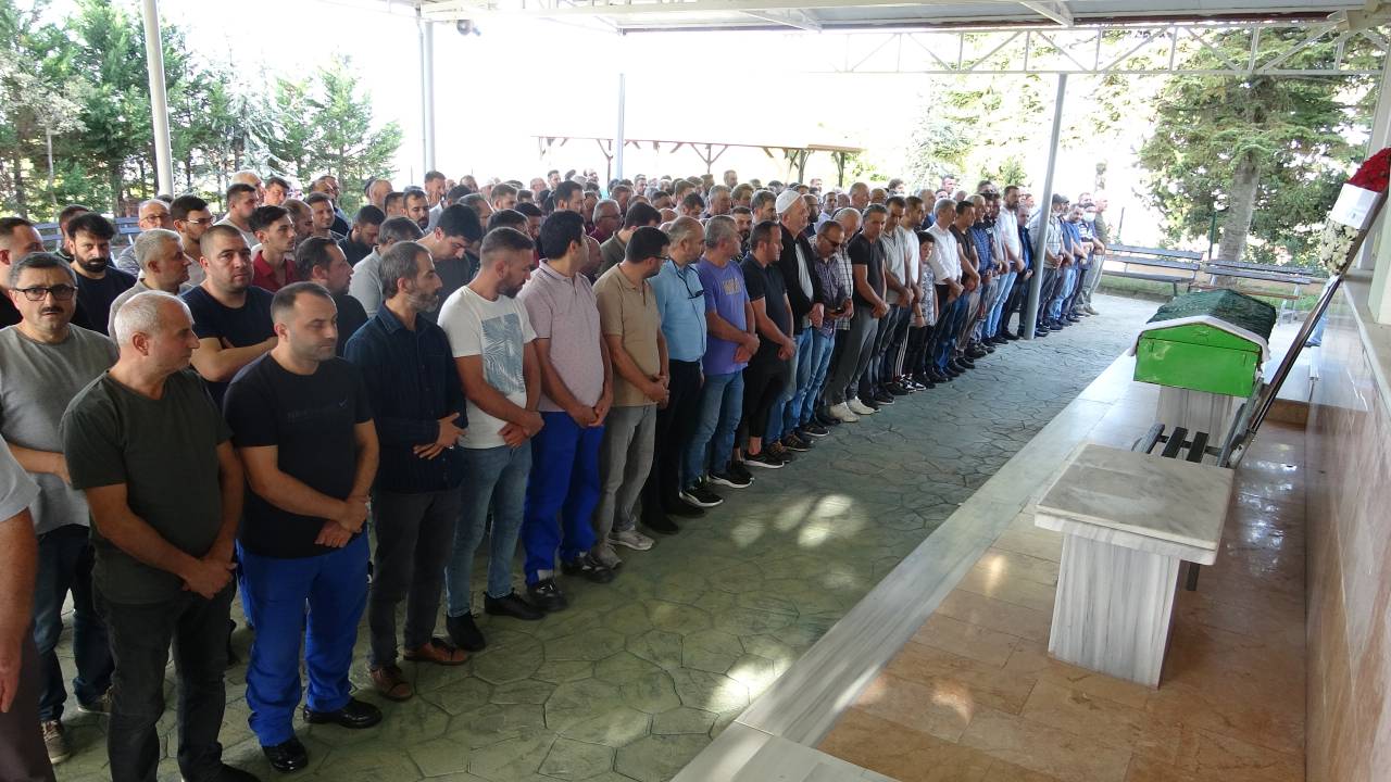 Aracıyla Otobüse Ve Durakta Bekleyenlere Çarpan Eray, Toprağa Verildi