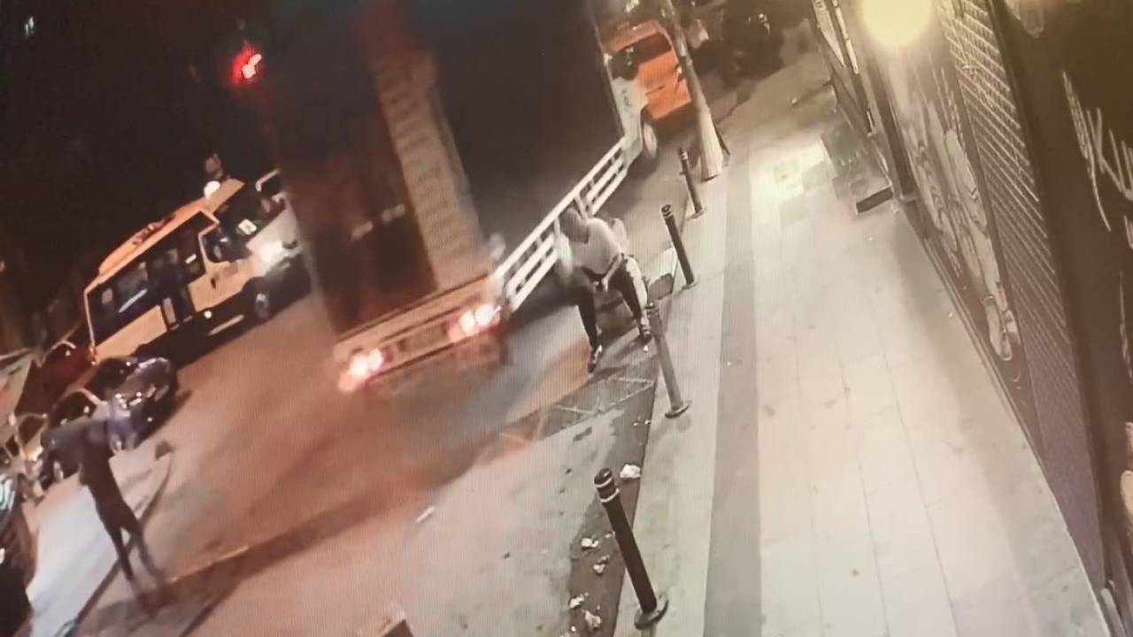 Bayrampaşa'da El Freni Çekilmeyen Kamyonet Taksiye Çarptı: 4 Yaralı