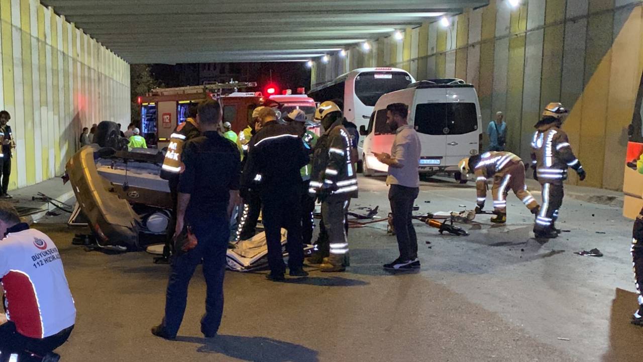 Ümraniye'de Otomobil Tem Otoyolu'ndan Caddeye Uçtu: 1 Ölü, 1 Yaralı