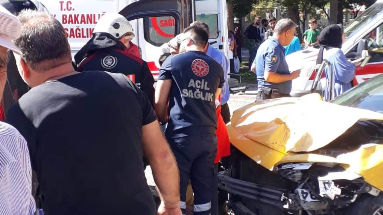 Malatya'da 2 Araç Çarpıştı: 6 Yaralı