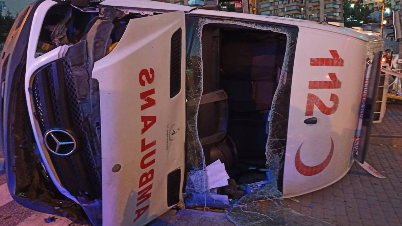 Hasta Taşıyan Ambulans İle Otomobil Çarpıştı; 3 Sağlık Çalışanı Hafif Yaralandı
