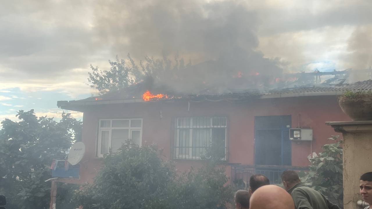 Üsküdar'da 2 Katlı Binanın Çatısı Alev Alev Yandı