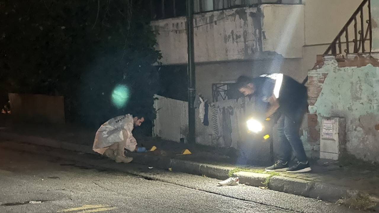 Ataşehir'de Kaldırımdakilere Yoldaki Araçtan Ateş Açıldı, 3 Yaralı