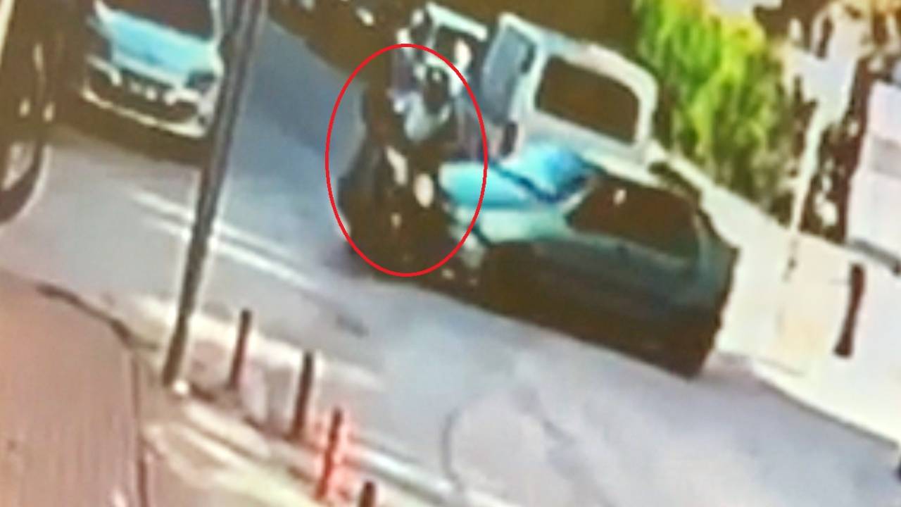 Otomobilin Çarptığı Motosikletli Yaralandı; Kaza Anı Kamerada
