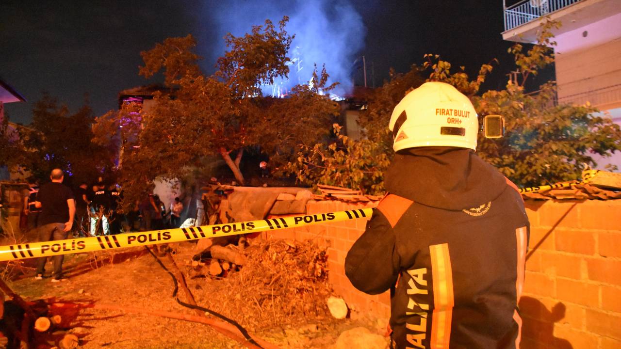 İki Katlı Evde Çıkan Yangında 2 Kişi Dumandan Etkilendi