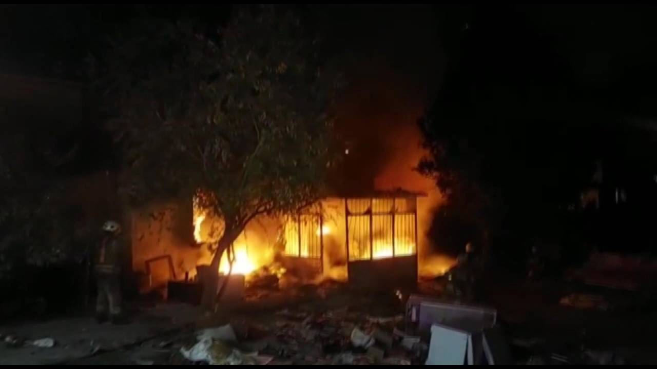 Çekmeköy'de Gecekondu Alev Alev Yandı