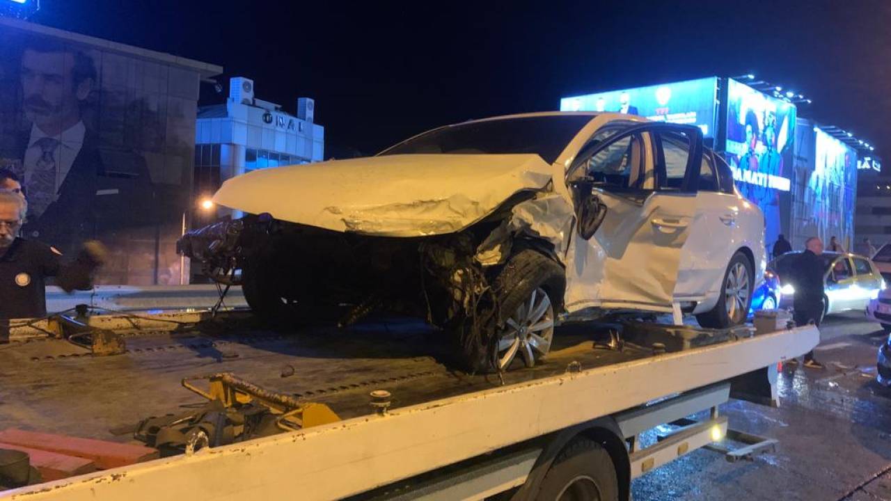 Şişli'de D-100 Karayolu'nda Makas Attığı İddia Edilen Otomobil Kaza Yaptı: 2 Yaralı