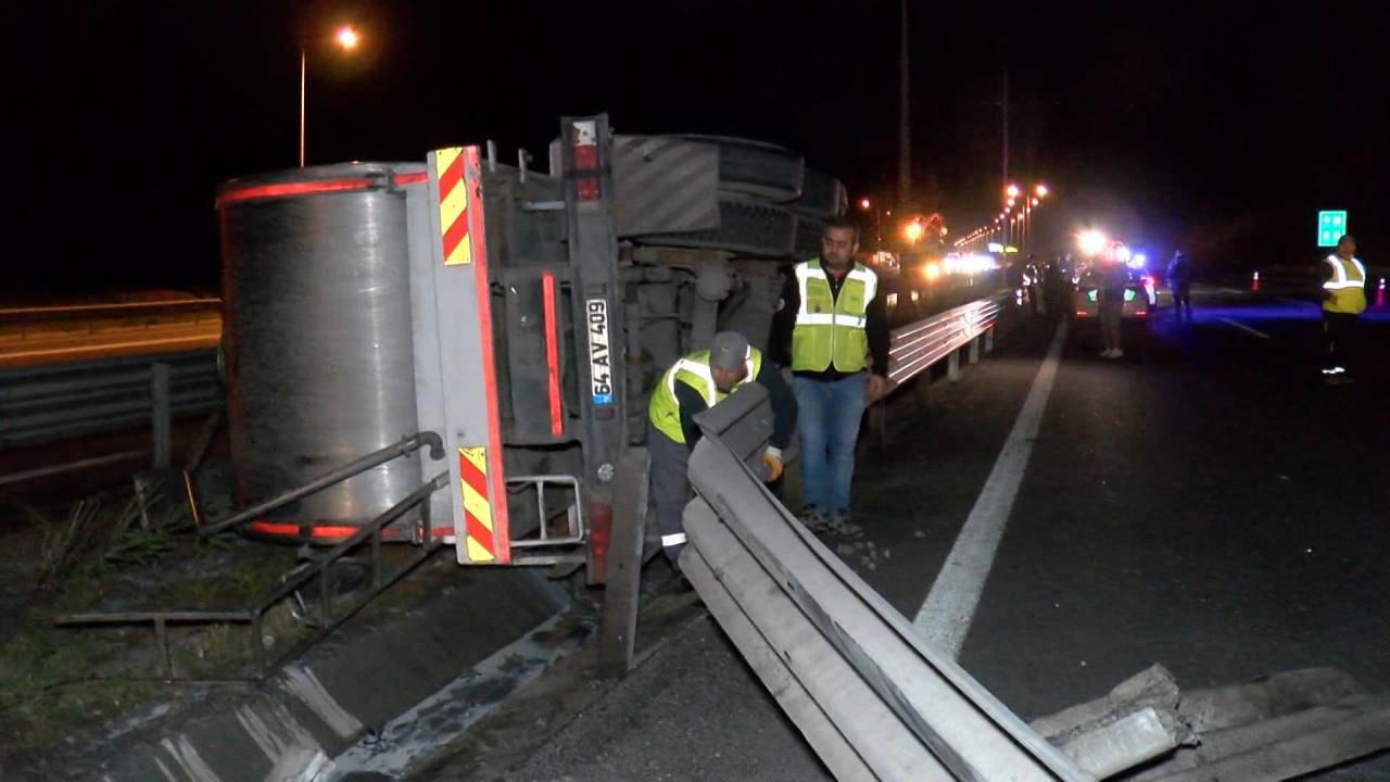 Otoyolda Bariyerlere Giren Kamyon Devrildi: 1 Yaralı