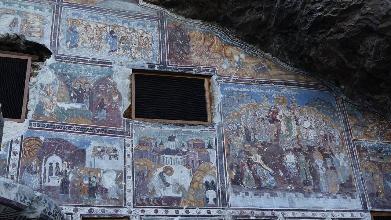 Sümela'da Fresklere Kazınan İsimler Silinecek