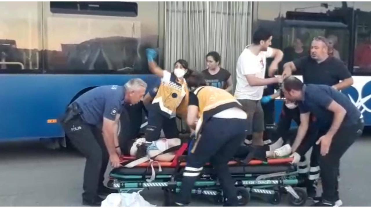 Otomobil Sürücüsü 2 Kadına Çarptıktan Sonra Kaza Yerinden Kaçtı