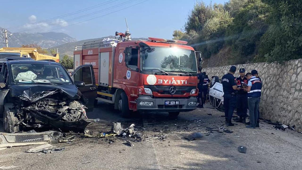 Antalya'da Minibüs İle Otomobil Çarpıştı; Dede- Torun Öldü, 4 Yaralı