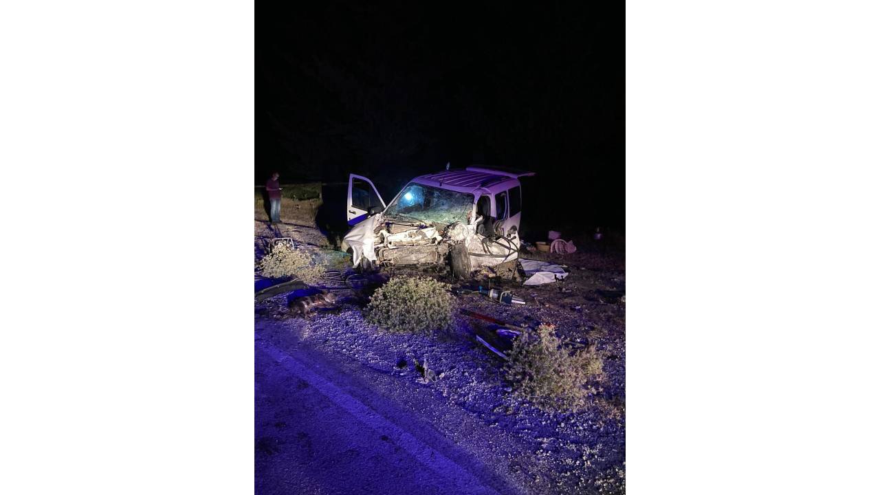 Adana'da Hafif Ticari Araç İle Otomobil Çarpıştı: 2 Ölü, 5 Yaralı