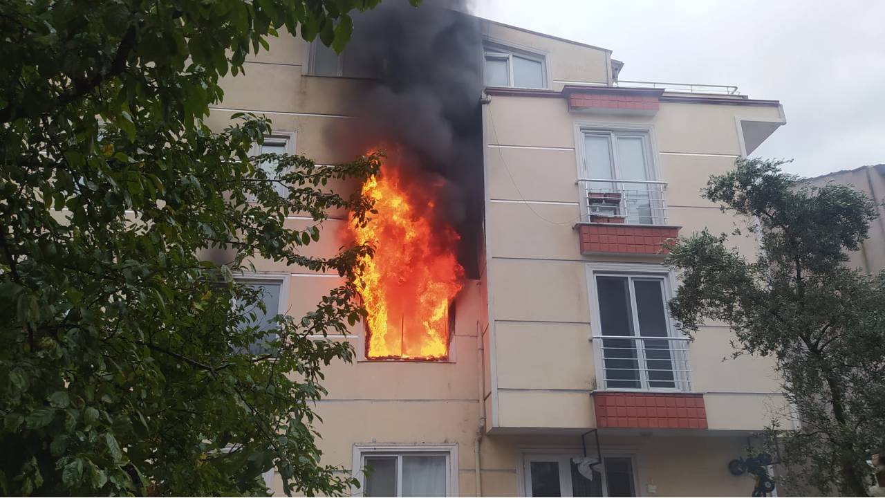 Yangında Dumandan Etkilenen Kadın İtfaiye Merdiveniyle Kurtarıldı