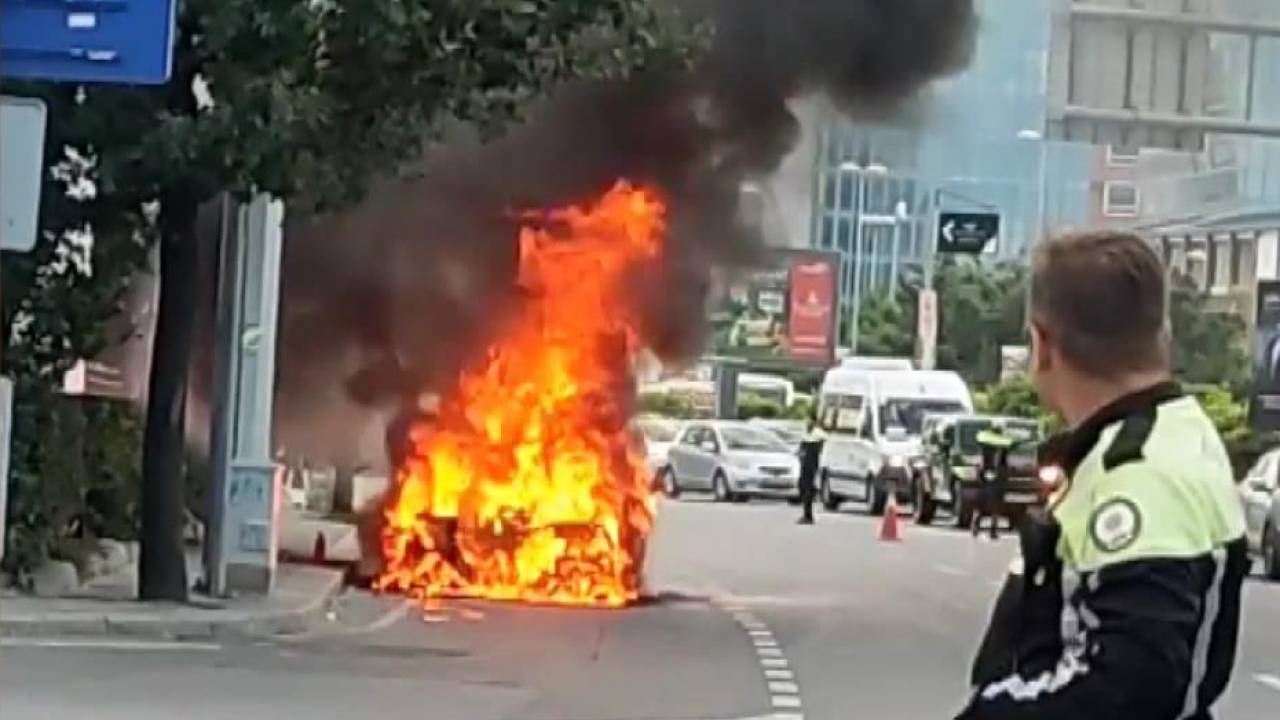 Beşiktaş’ta Otomobil Alev Alev Yandı