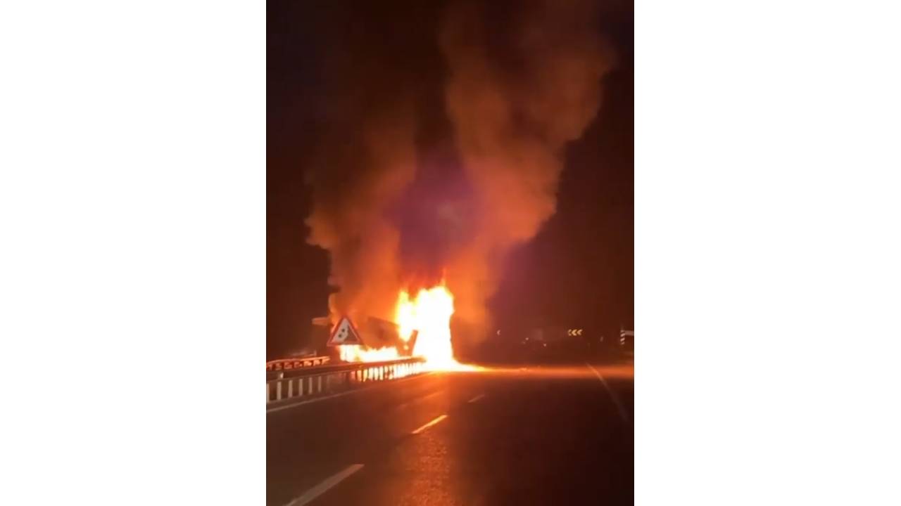 Seyir Halinde Yanarak Bariyerlere Çarpan Tır, Hurda Yığınına Döndü