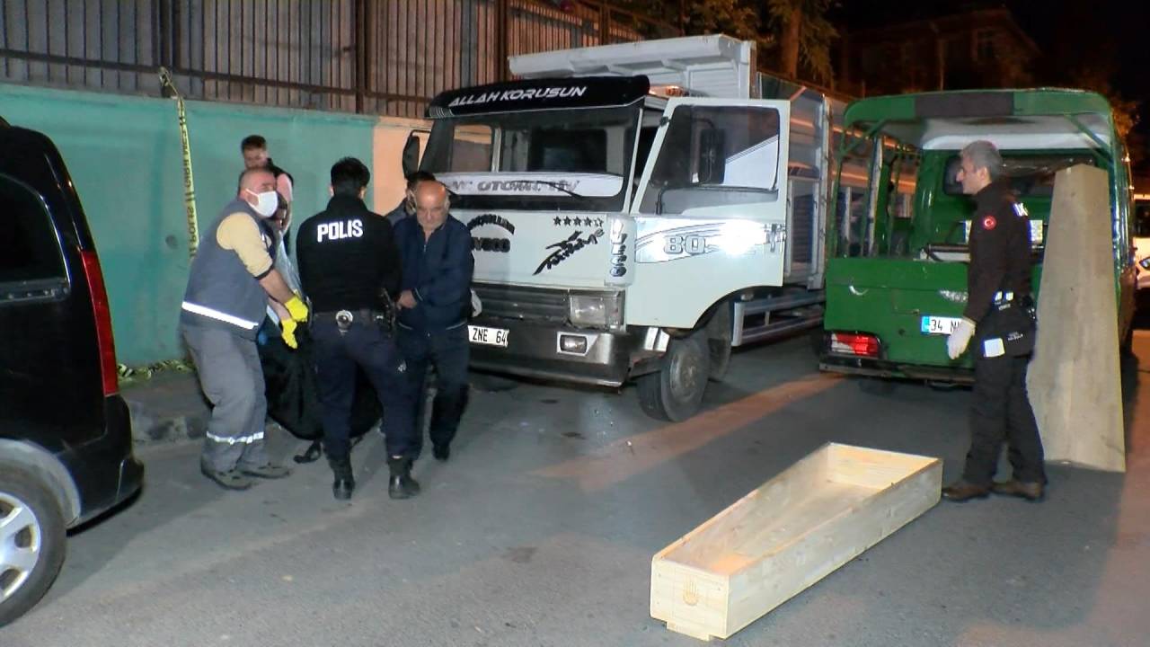 Bayrampaşa'da Park Halindeki Kamyonette Erkek Cesedi Bulundu