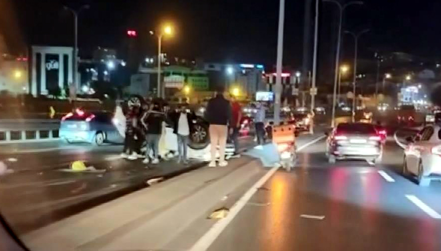 Beylikdüzü D-100 Karayolu'nda Lastiği Patlayan Servi Aracı Kazaya Yol Açtı: 4 Yaralı