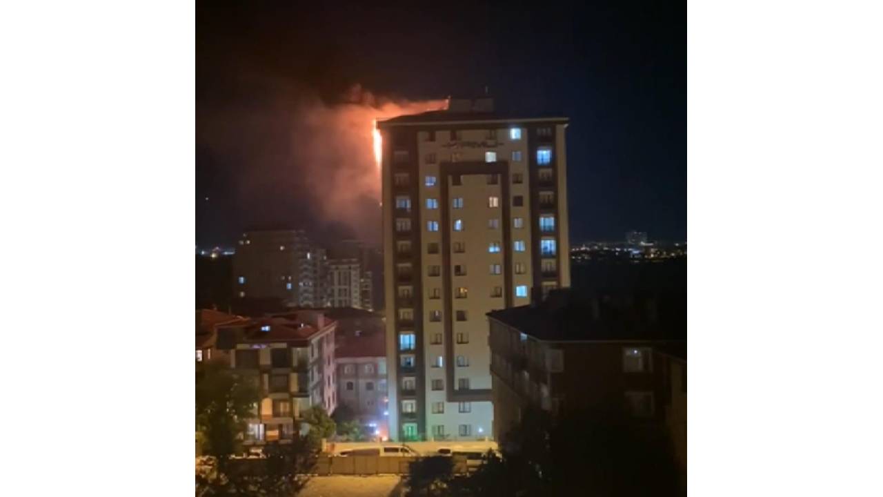 Küçükçekmece'de 14 Katlı Binada Yangın Çıktı; 4 Kişi Hastaneye Kaldırıldı