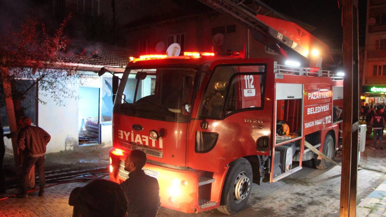 İş Yeri Yangını, 2 Katlı Eve Sıçradı; Çok Sayıda Tavuk Öldü