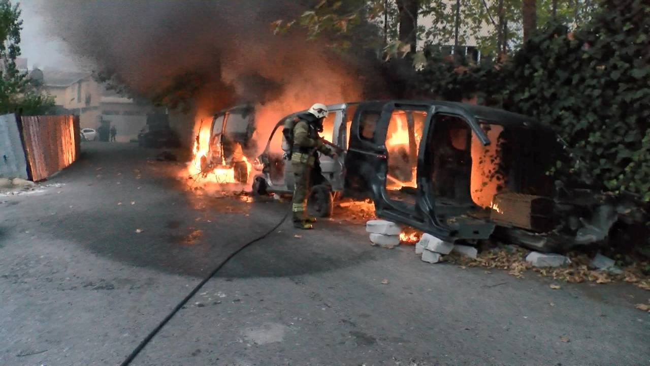 Ataşehir’de Park Halindeki 3 Araç Alev Alev Yandı