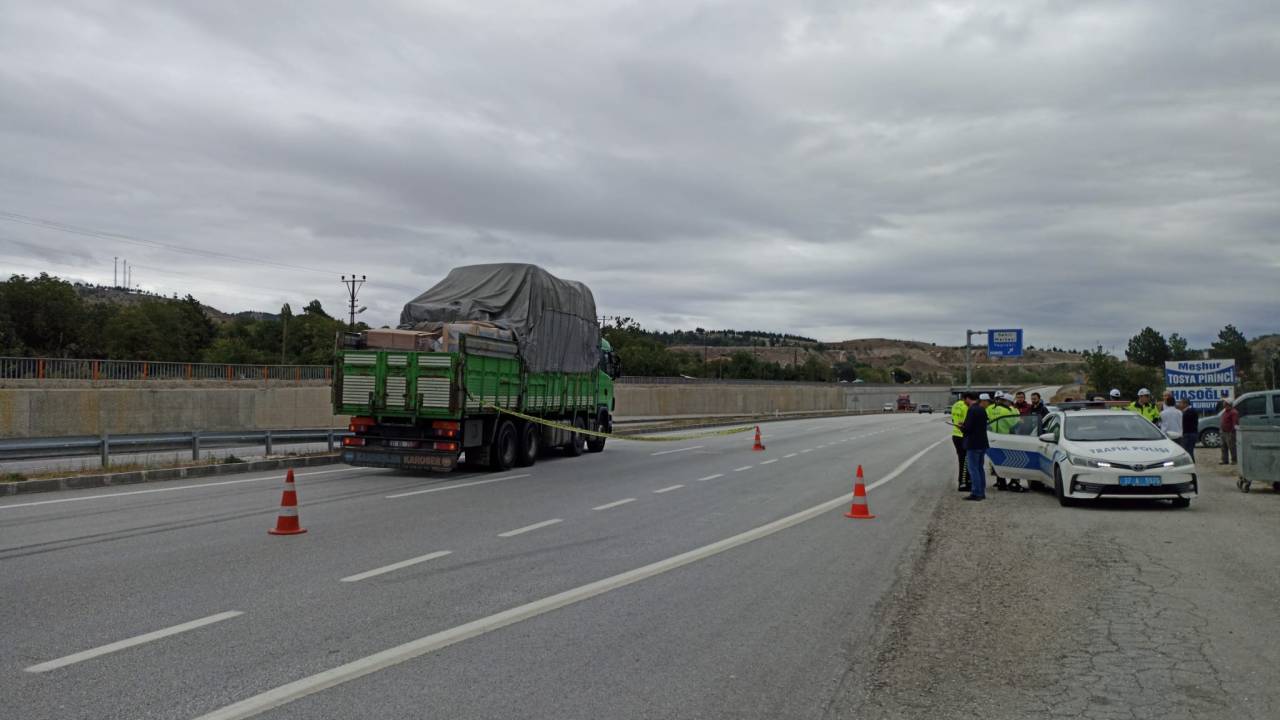 Yolun Karşısına Geçerken Kamyonun Çarpmasıyla Ağır Yaralandı