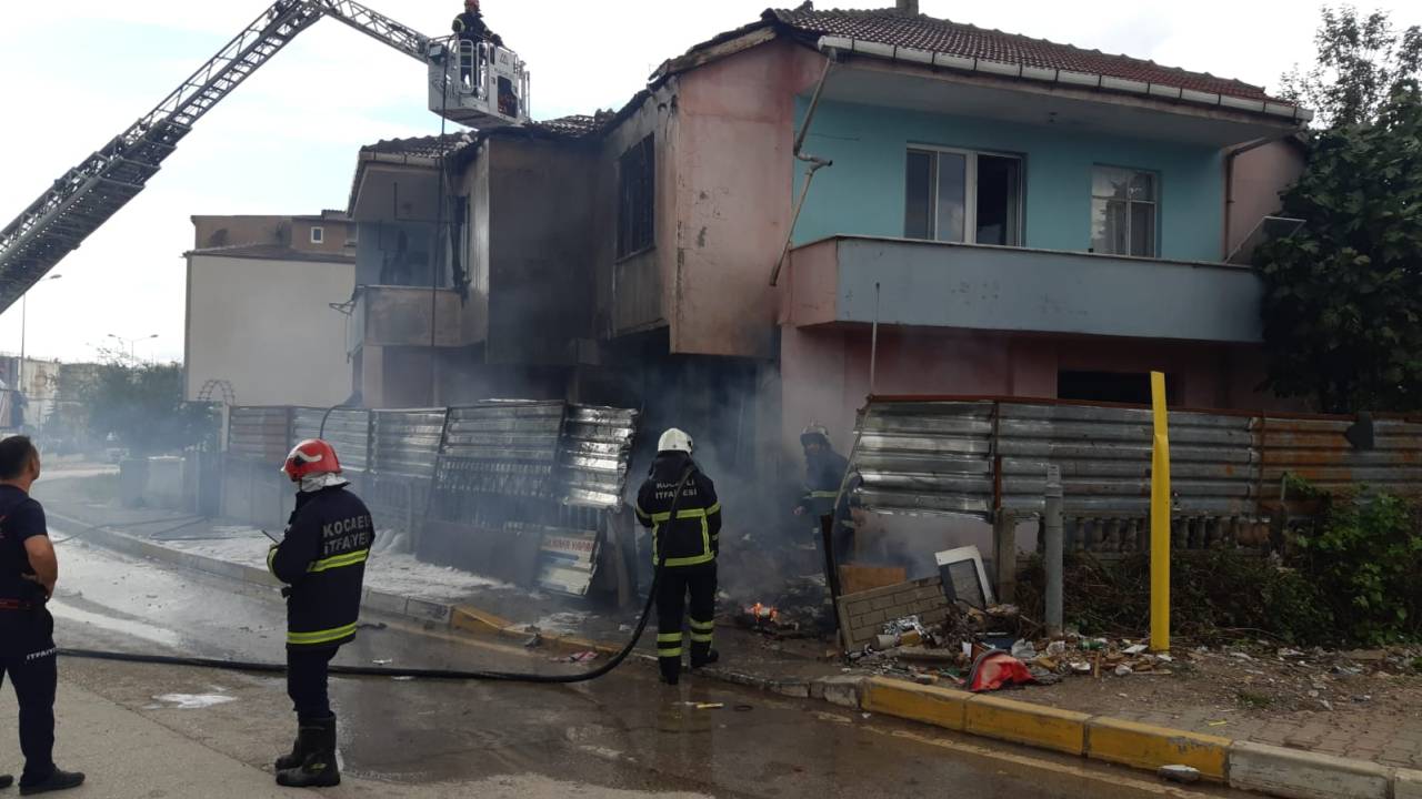 Tutuşan Atık Kağıtlar, 2 Katlı Evi Yaktı