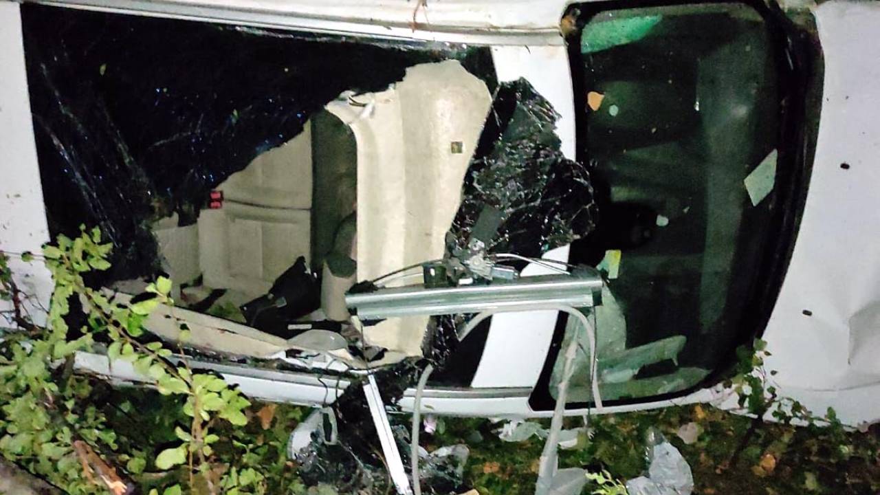 Virajda Yoldan Çıkan Hafif Ticari Araç Şarampole Yuvarlandı: 6 Yaralı