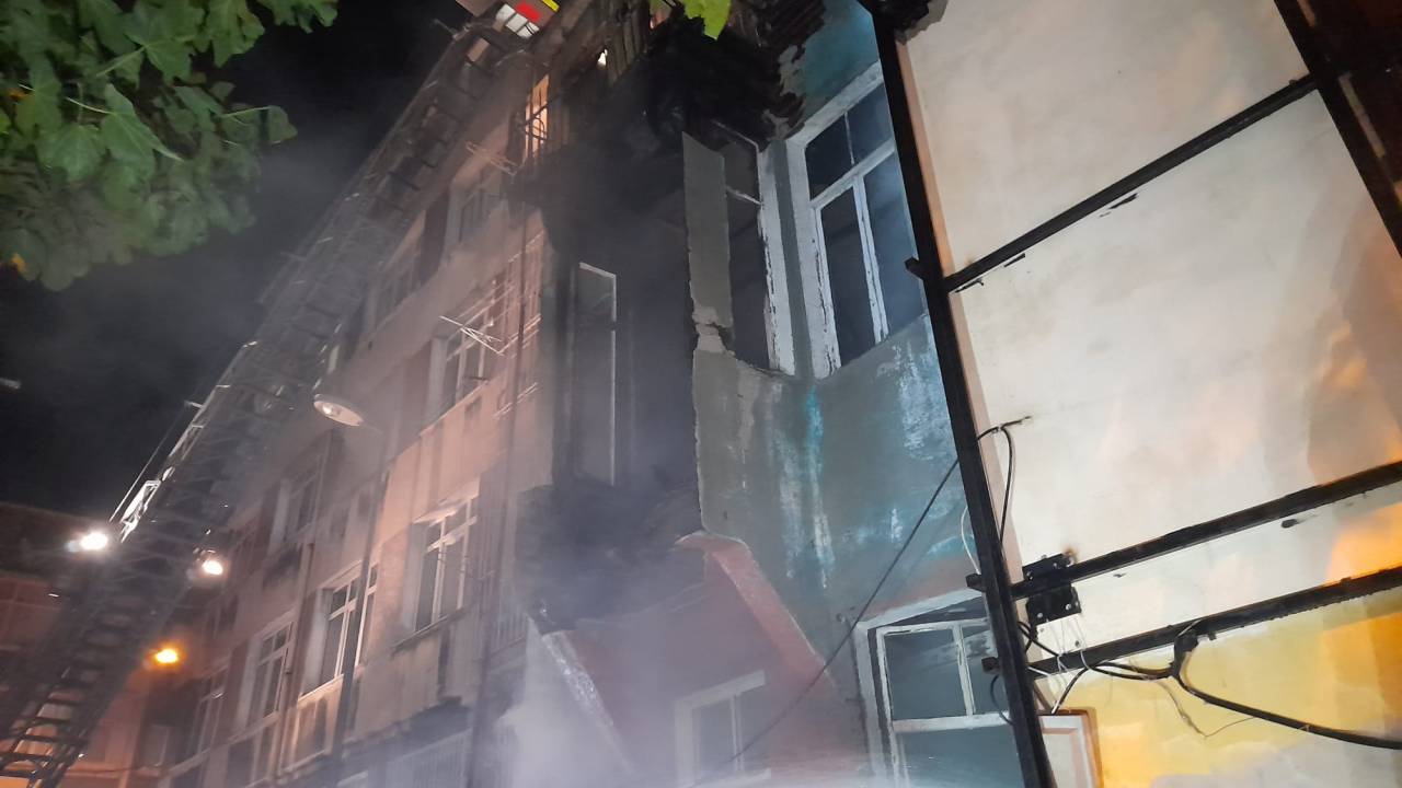 Fatih'te 4 Katlı Metruk Bina Alev Alev Yandı