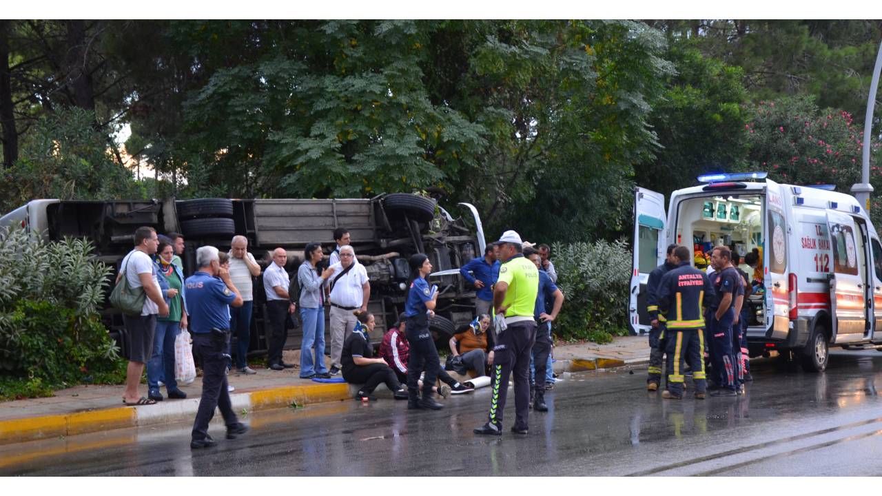 Antalya'da Otel Servisi Devrildi: 9 Yaralı