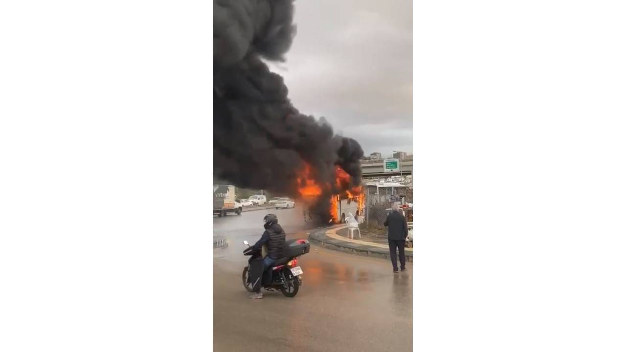 Servis Midibüsü Alev Alev Yandı