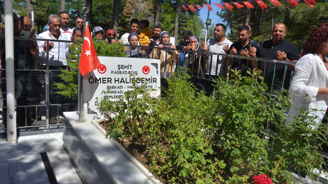 15 Temmuz’un Yıl Dönümünde Ömer Halisdemir’in Kabrine Ziyaretçi Akını