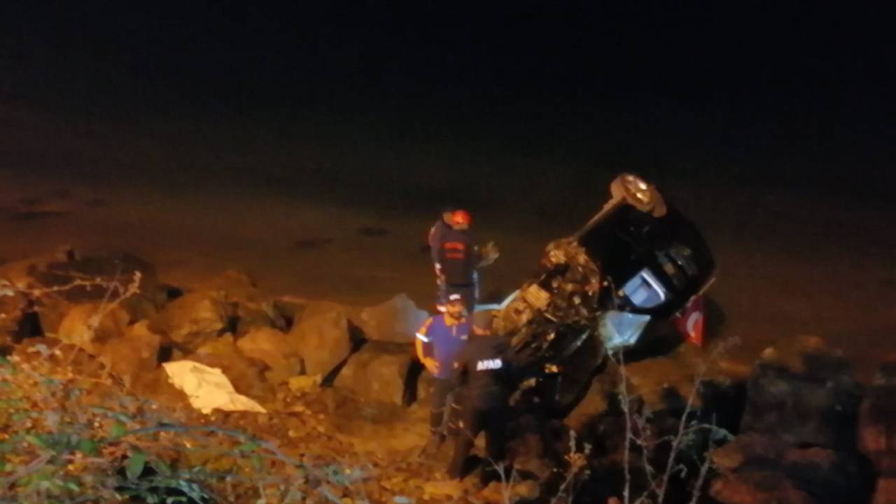 Trabzon'da Hafif Ticari Araç Kayalıklara Uçtu: 1 Ölü, 3 Yaralı