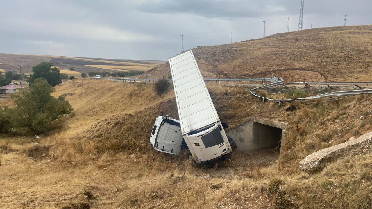 Kayseri'de Tır Uçuruma Yuvarlandı: 2 Yaralı