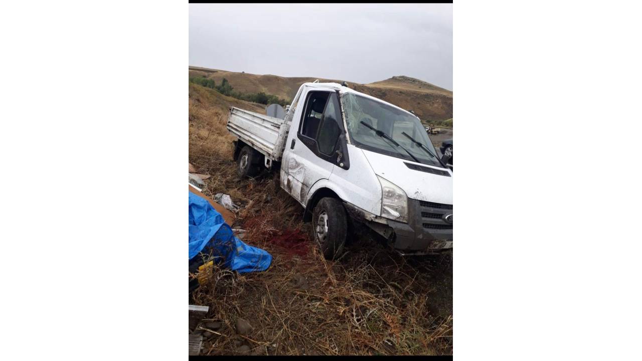 Ağrı'da Kamyonet Şarampole Devrildi: 1 Ölü, 2 Yaralı