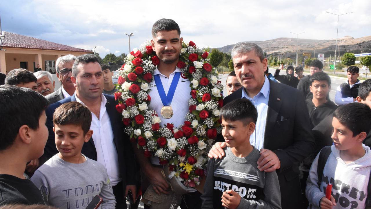 Dünya Şampiyonu Taha Akgül'e Memleketi Sivas'ta Coşkulu Karşılama