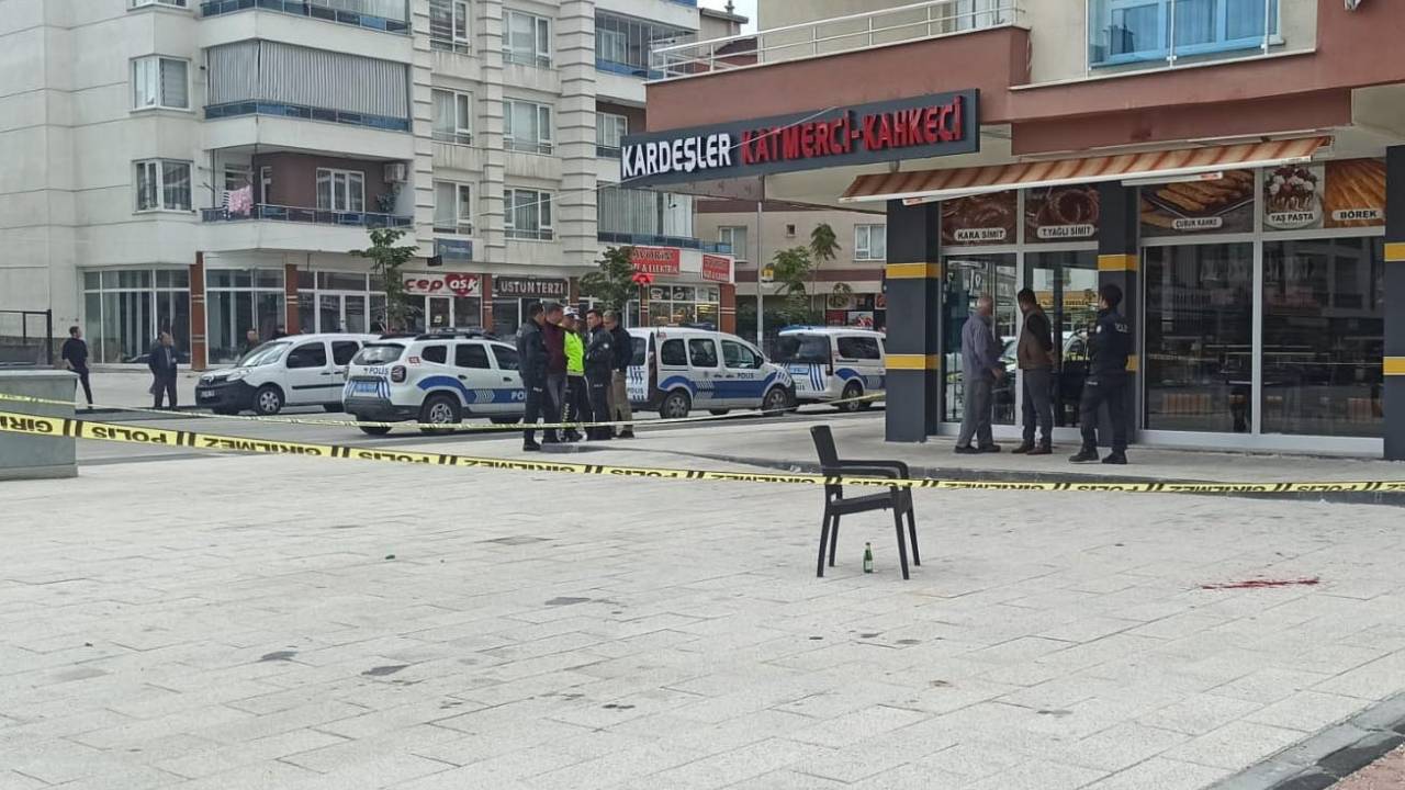 Sokakta Bıçaklandı, Sığındığı İş Yerinde Öldü