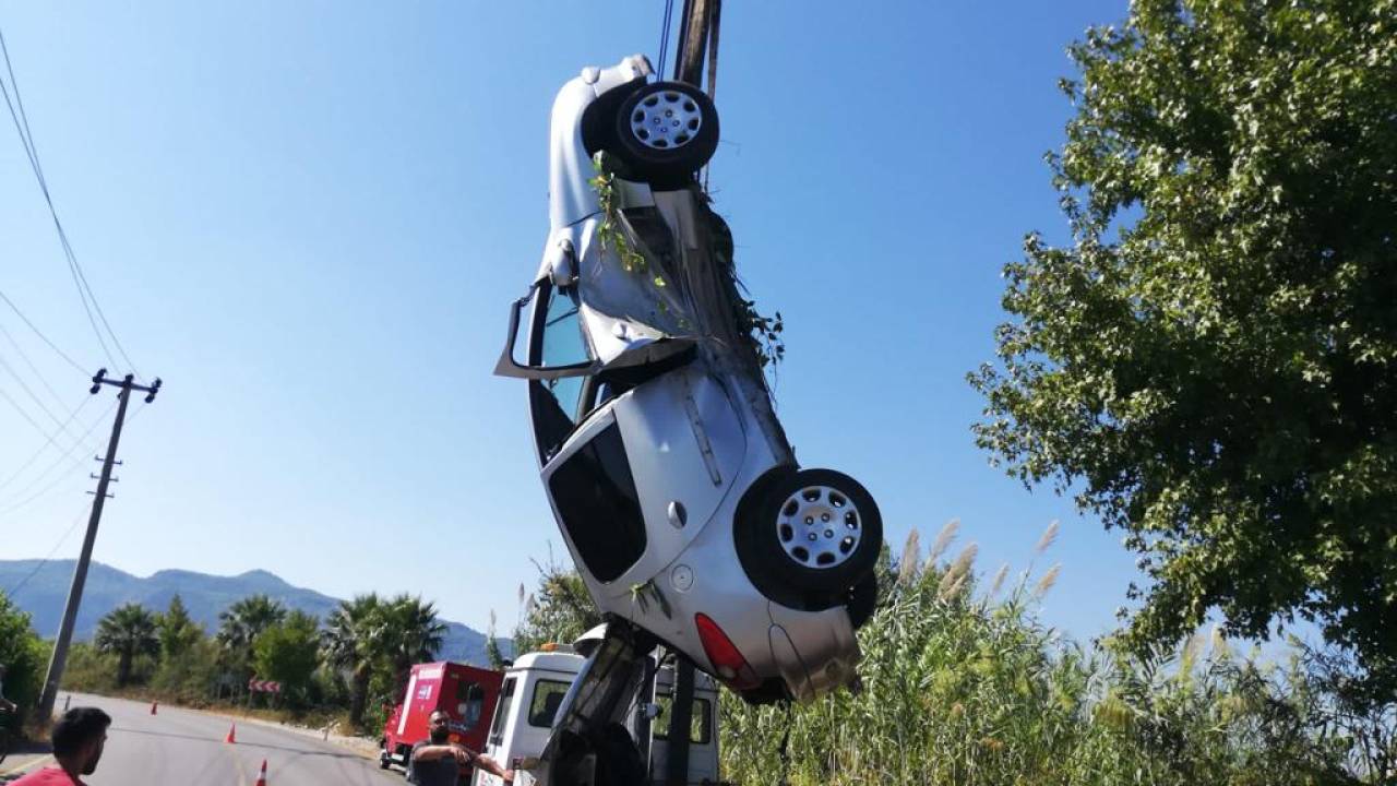 Otomobil Sulama Kanalına Devrildi: 2 Yaralı