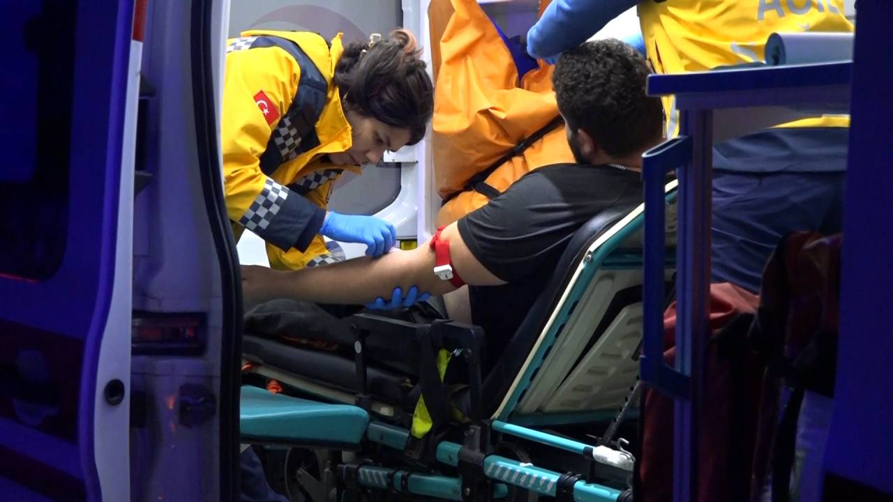 Bıçaklanan Arkadaşlarını Taşıdıkları Araç, Hastaneye 100 Metre Kala Yakıtı Bitince Yolda Kaldılar