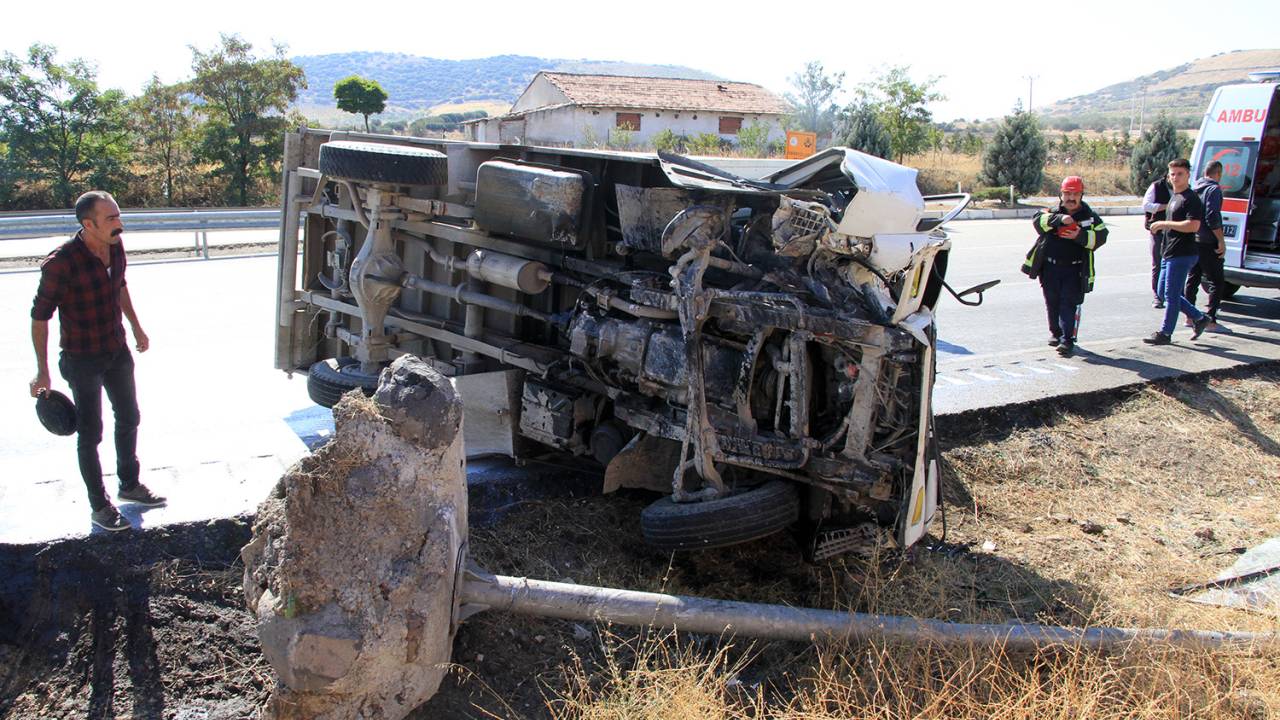 Manisa'da Lastiği Patlayan Süt Kamyoneti Devrildi; Şoför Yaralı