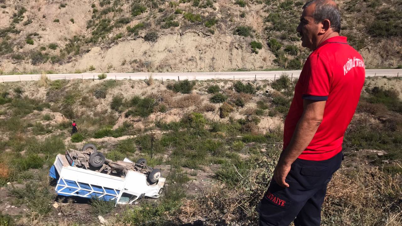 Kamyonet Şarampole Devrildi: 1 Ölü, 2 Yaralı