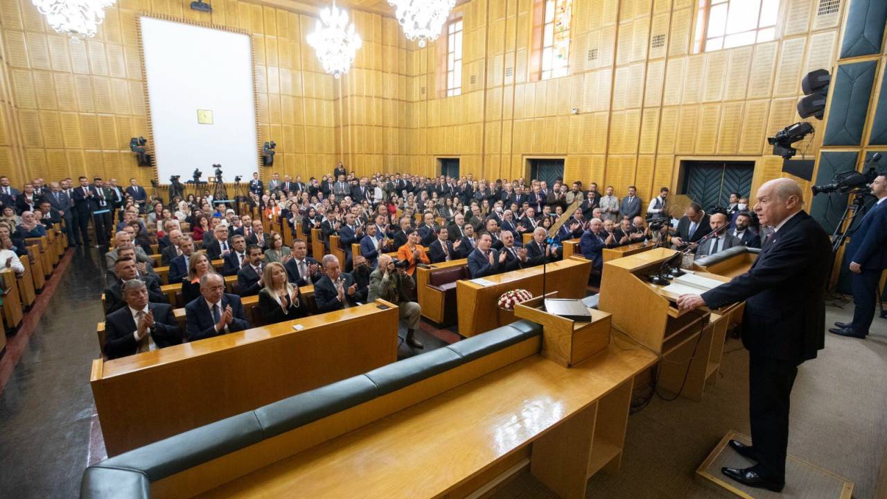 Bahçeli: Başörtüsü Meselesini Anayasal Güvenceye Kavuşturmak İçin Elinizi Taşın Altına Koyun